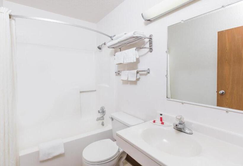 فندق على الطريق Super 8 By Wyndham Wayne