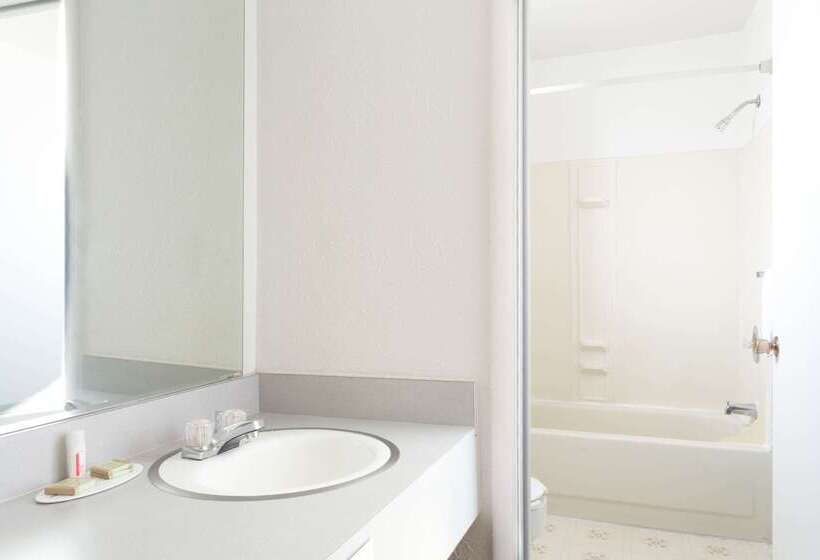 فندق على الطريق Super 8 By Wyndham Wells