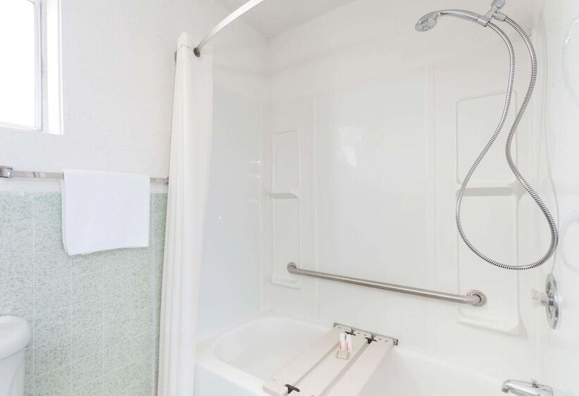 فندق على الطريق Super 8 By Wyndham Wells