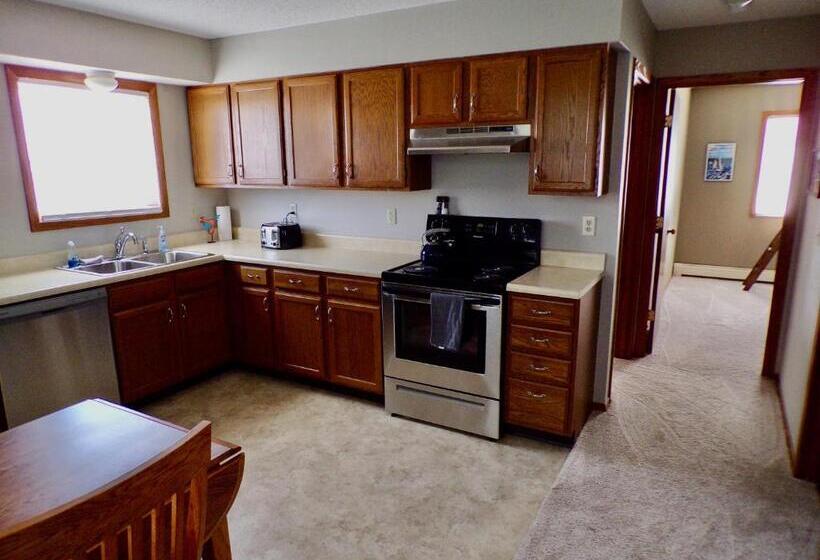 فندق على الطريق The Washburn Inn