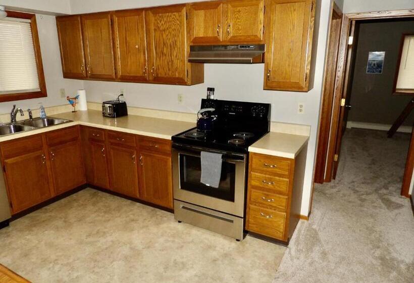 فندق على الطريق The Washburn Inn