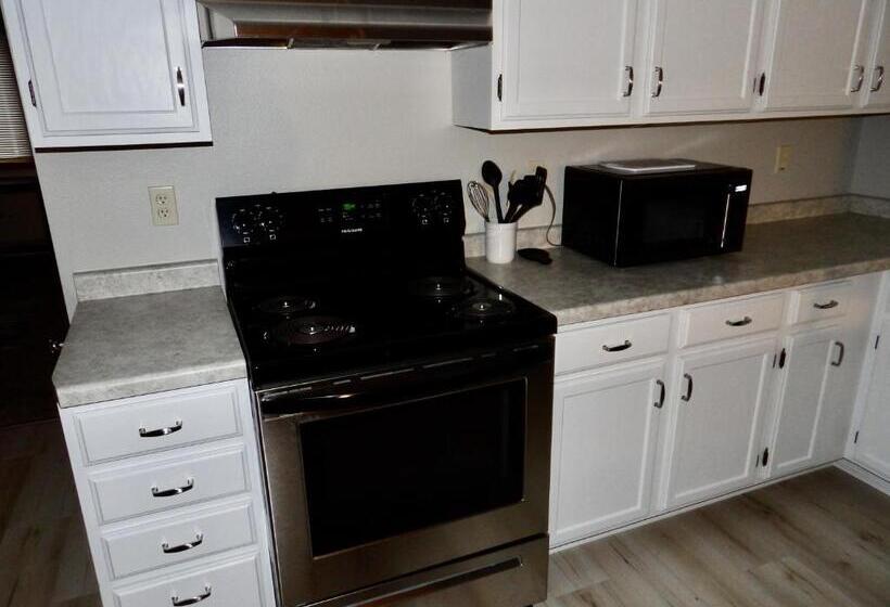 فندق على الطريق The Washburn Inn