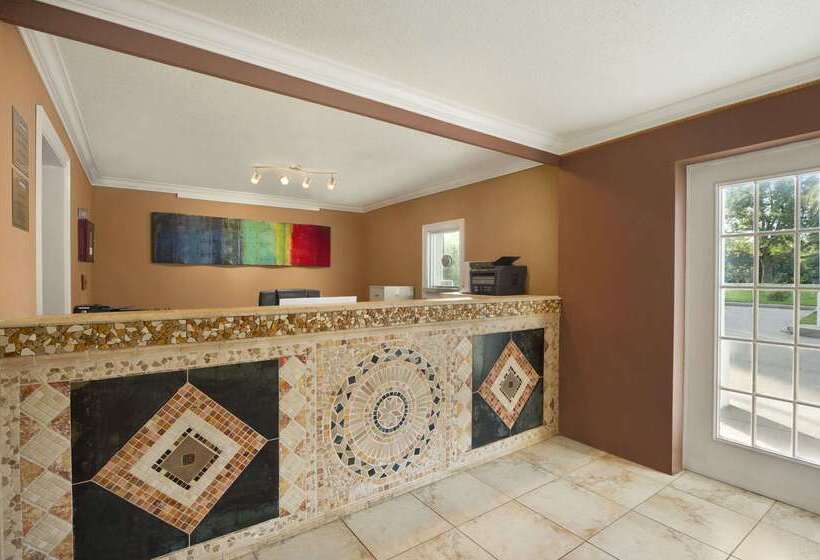 فندق على الطريق Quality Inn