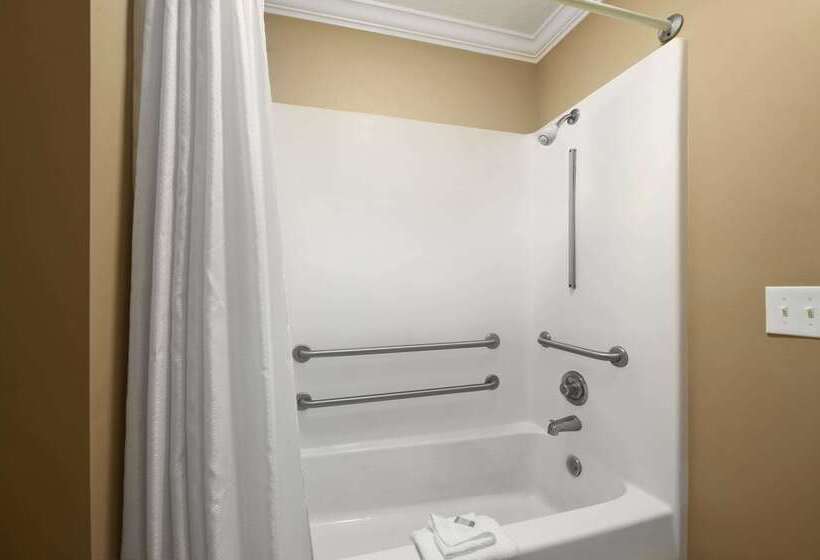 فندق على الطريق Quality Inn