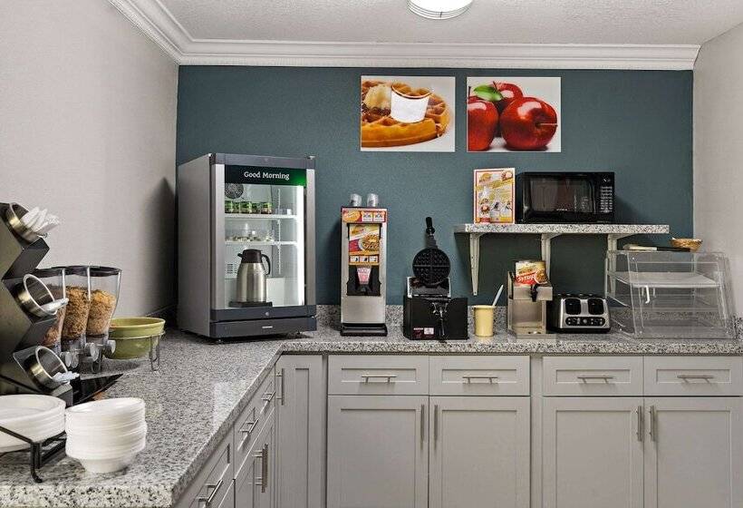 فندق على الطريق Quality Inn