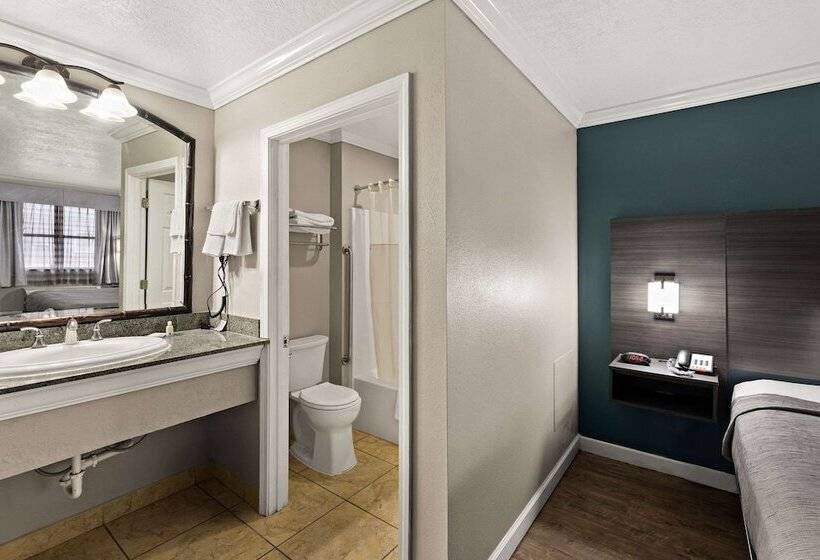 فندق على الطريق Quality Inn