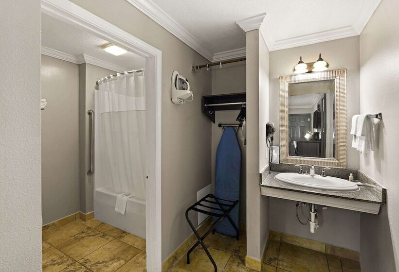 فندق على الطريق Quality Inn