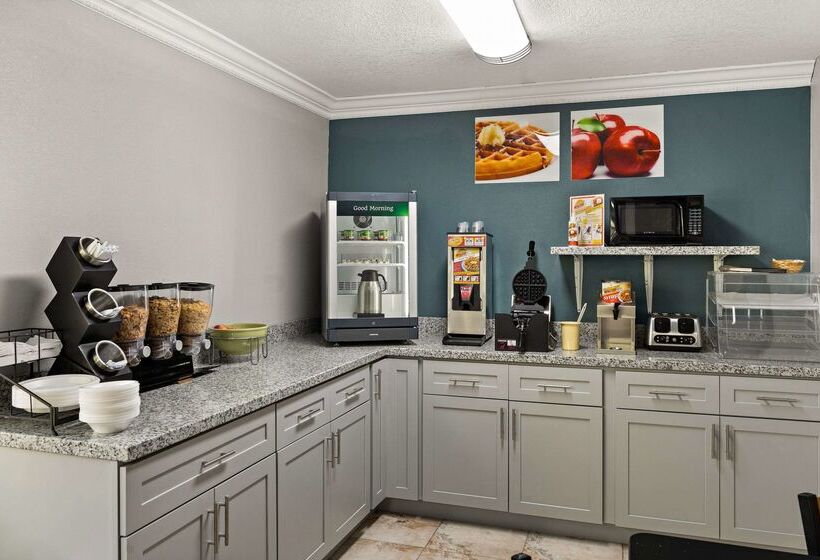 فندق على الطريق Quality Inn