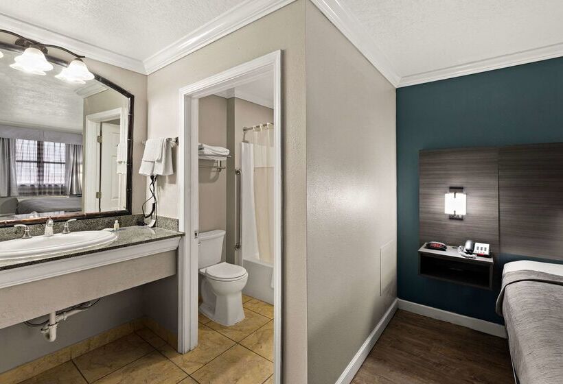 فندق على الطريق Quality Inn