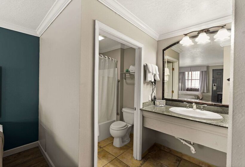 فندق على الطريق Quality Inn