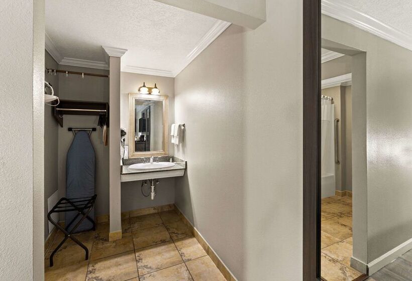 فندق على الطريق Quality Inn