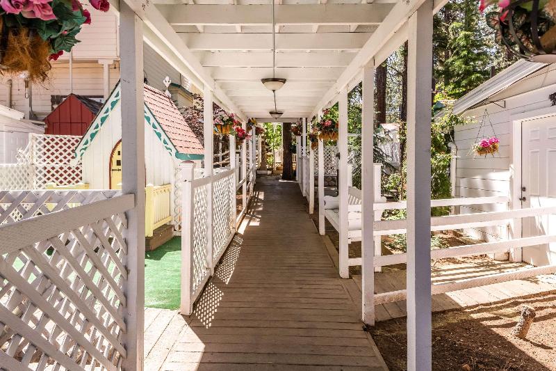 Tahoe Chalet, The Theme Inn