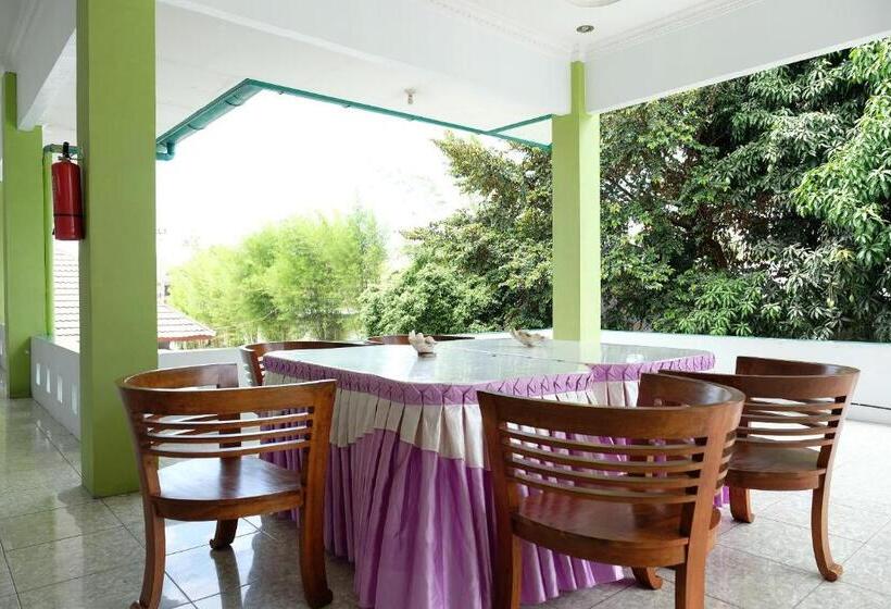 فندق صغير Esbe Hotel Syariah By Oyo Rooms