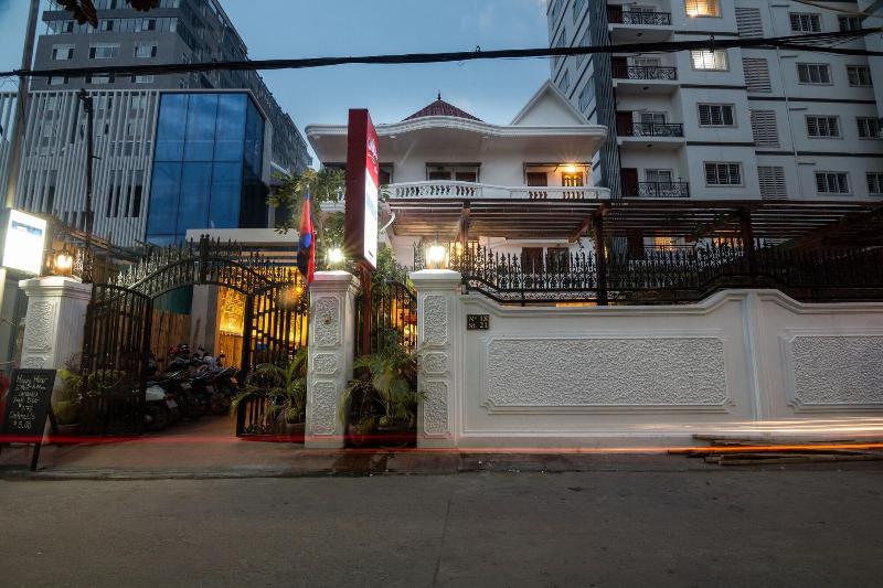 Poolside Villa   Hostel