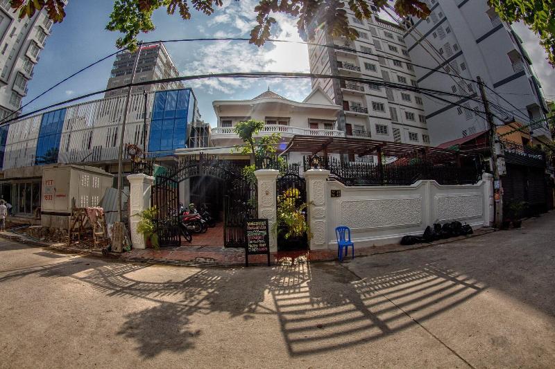 Poolside Villa   Hostel