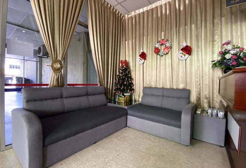 בית מלון כפרי Kluang Baru By Oyo Rooms