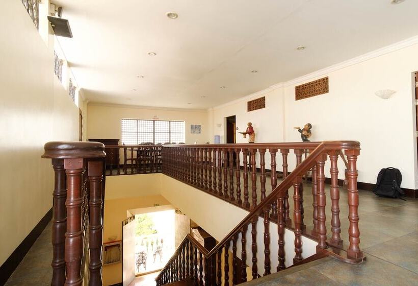 酒店 Reddoorz Plus @ Calle Crisologo Vigan