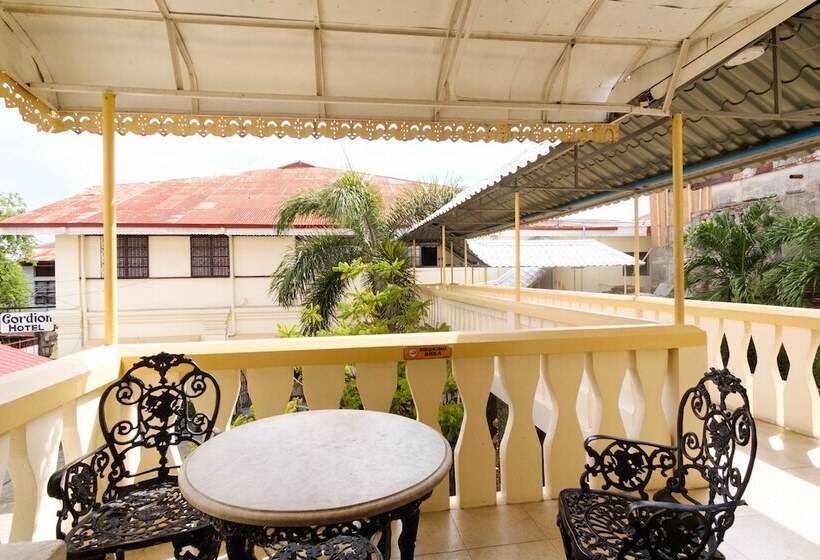 酒店 Reddoorz Plus @ Calle Crisologo Vigan