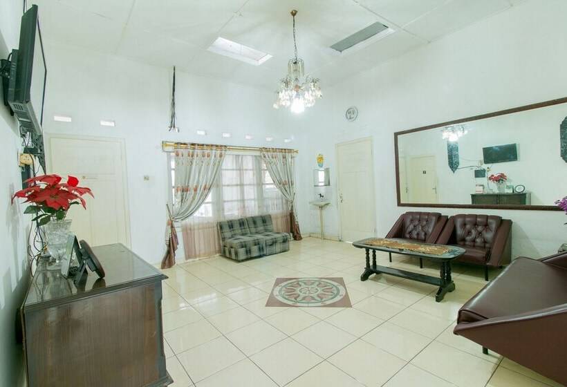 Отель Mustika Widyasari Redpartner