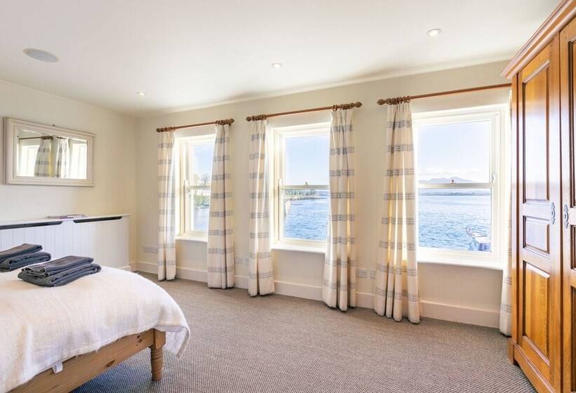 Roundstone Quay House