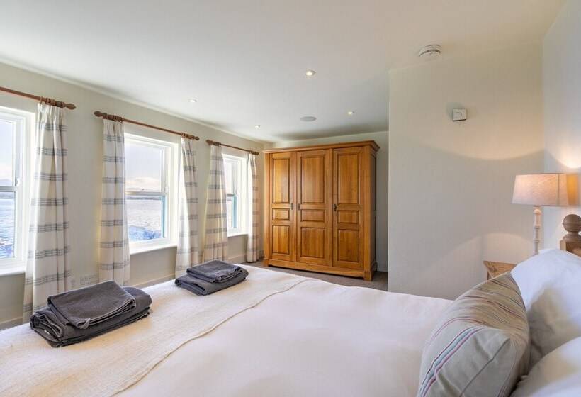 Roundstone Quay House