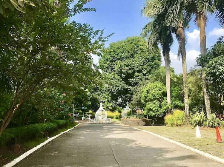 هتل Loreland Farm Resort