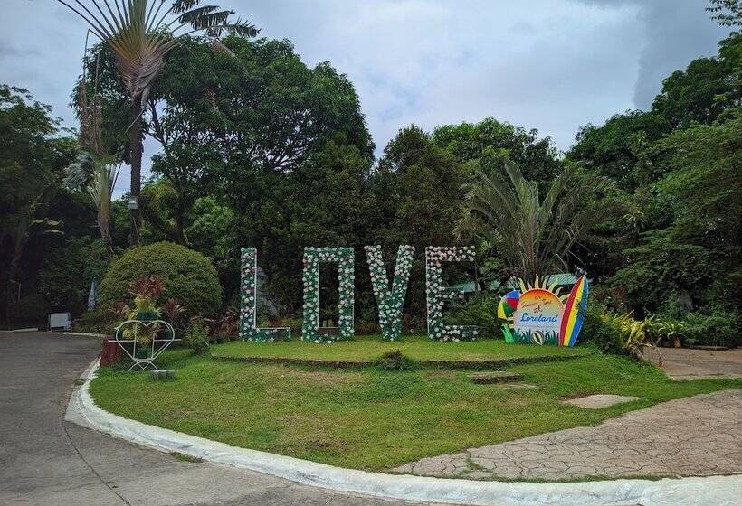 هتل Loreland Farm Resort