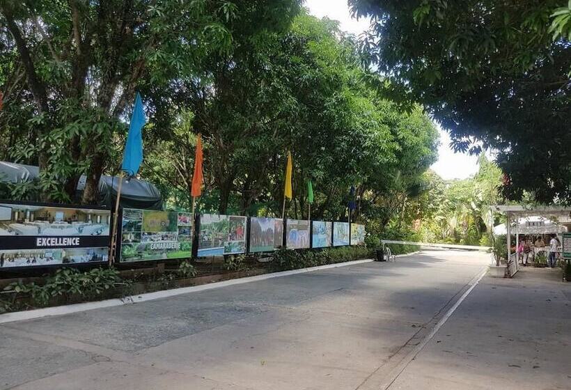 هتل Loreland Farm Resort