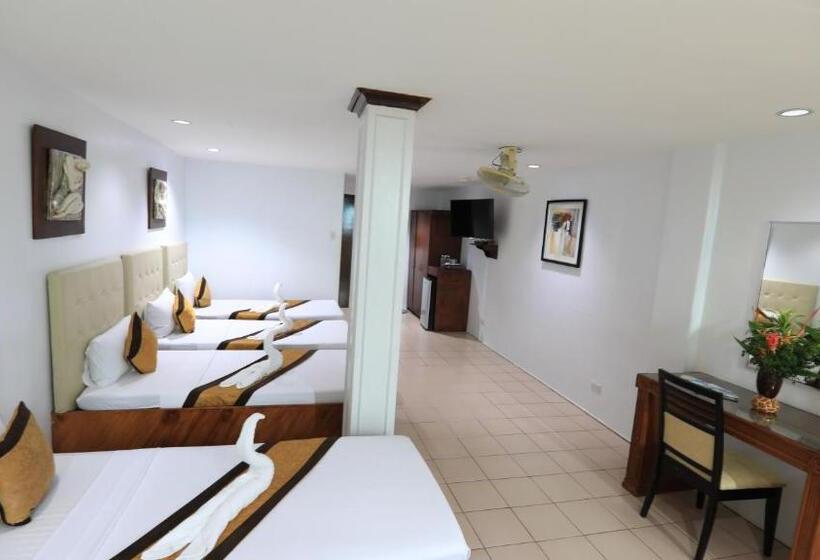 هتل Loreland Farm Resort