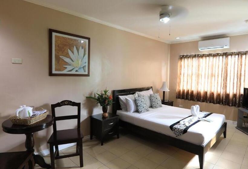 هتل Loreland Farm Resort