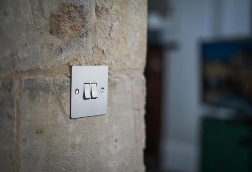 The Halcyon Hotel Apartments, Henry Street