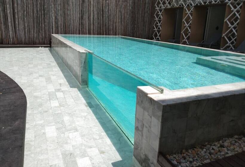 בית מלון כפרי White Sand Phuket Residence