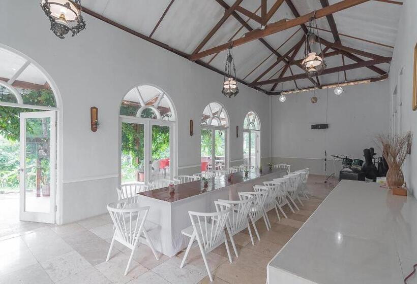 ペンション Reddoorz Resort Syariah Near D Castello Ciater Subang