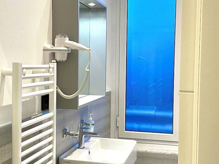 פנסיון The One   Sun  N Seas