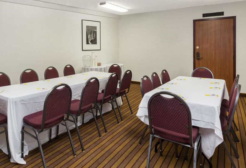 בית מלון כפרי Days Inn Bakersfield