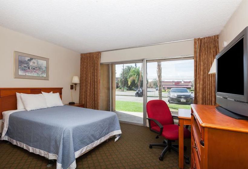בית מלון כפרי Days Inn Bakersfield