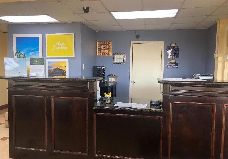 هتل Days Inn By Wyndham Lake Charles