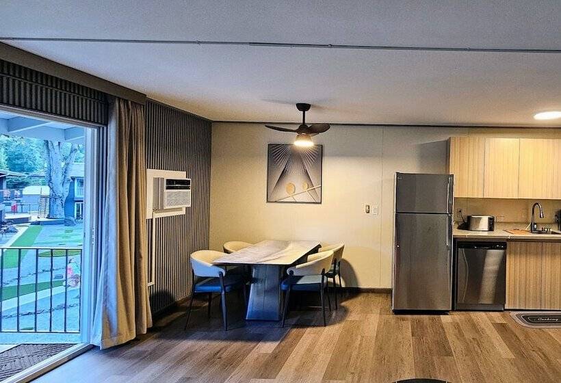 ホテル Interurban Suites