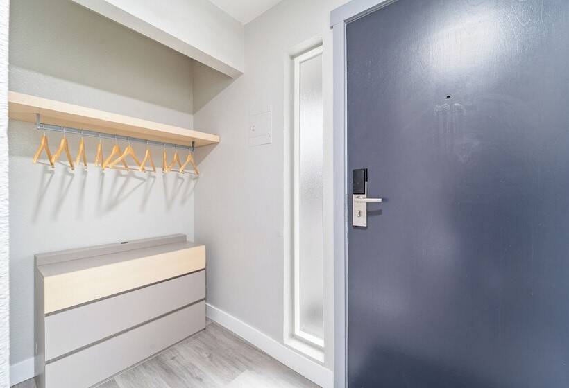 ホテル Interurban Suites