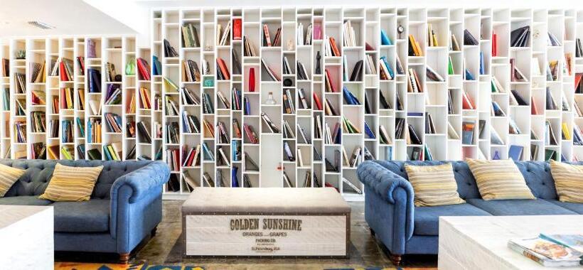 فندق Postcard Inn On The Beach