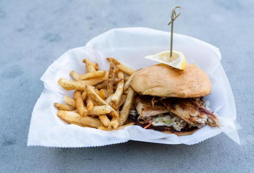 فندق Postcard Inn On The Beach