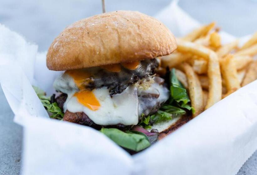 فندق Postcard Inn On The Beach