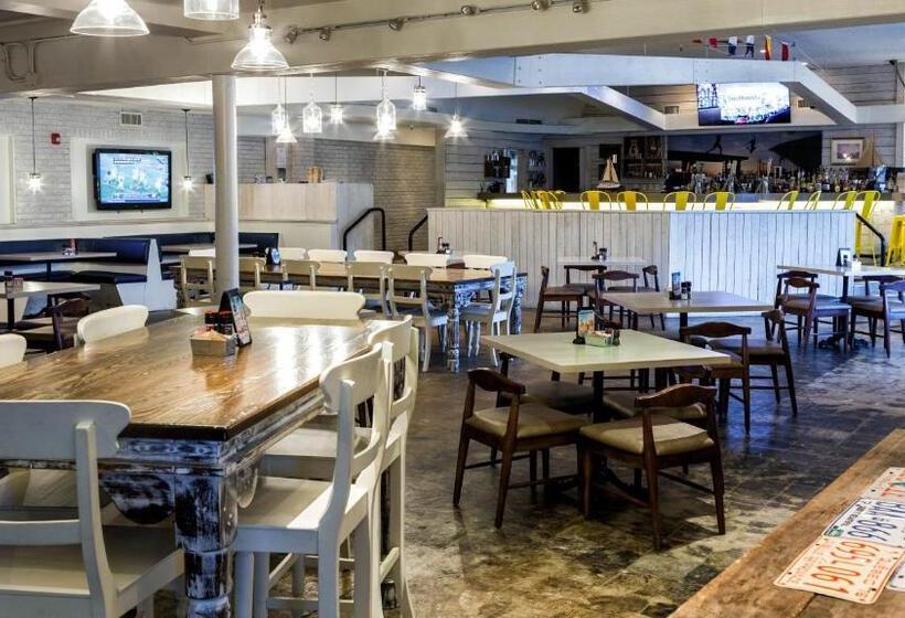 فندق Postcard Inn On The Beach