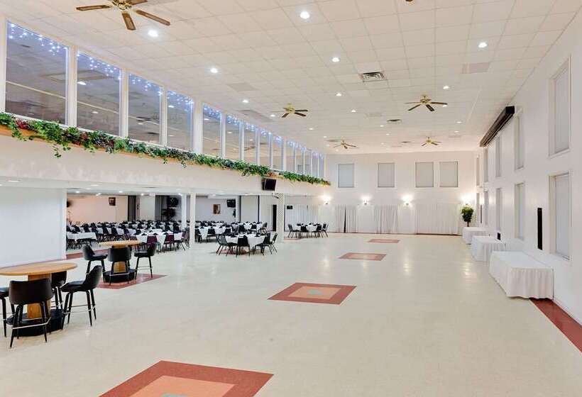 فندق Ramada By Wyndham Richland Center