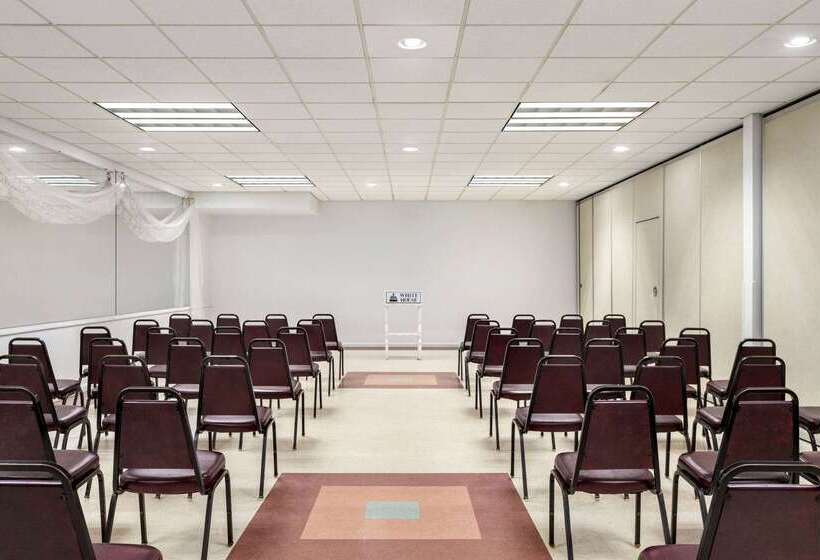 فندق Ramada By Wyndham Richland Center