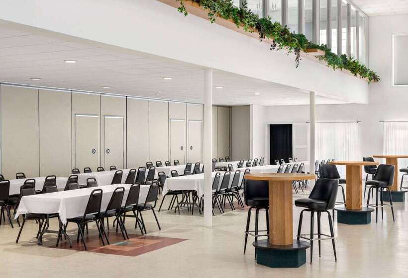 فندق Ramada By Wyndham Richland Center