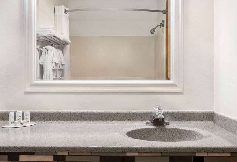 فندق Ramada By Wyndham Richland Center