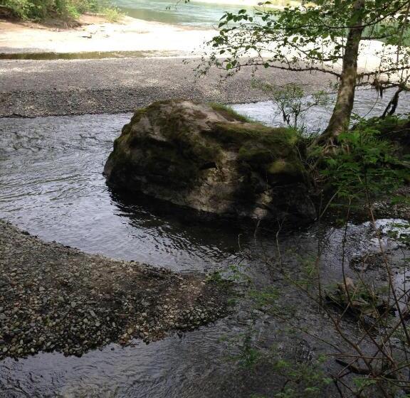 فندق Redwood Inn