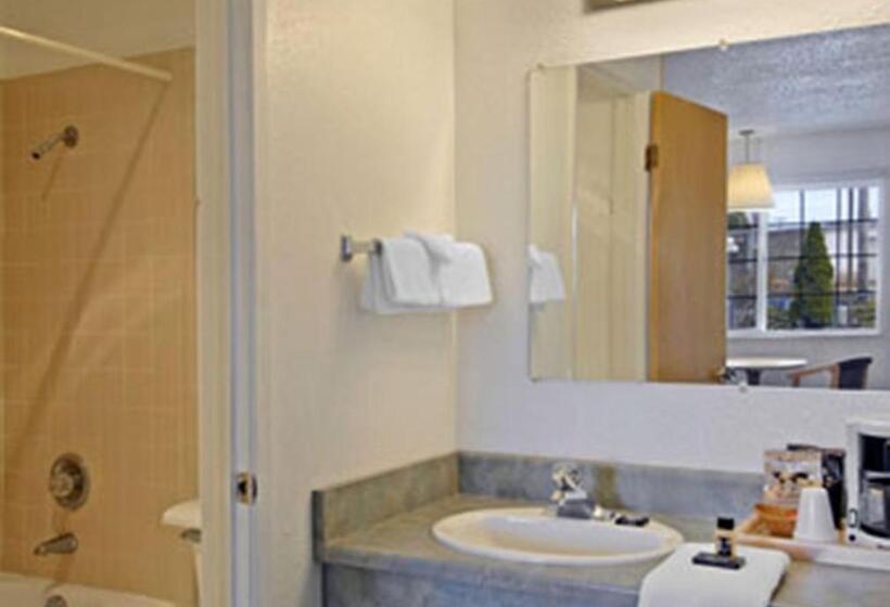 فندق Redwood Inn