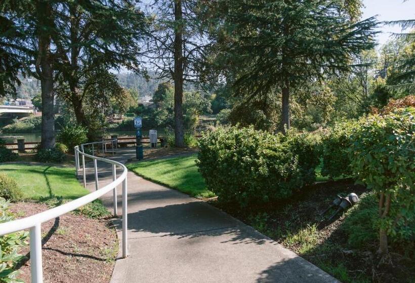 فندق Riverfront Inn Roseburg